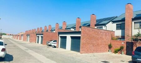 3 Bedroom duplex townhouse - sectional to rent in Karenpark, Akasia