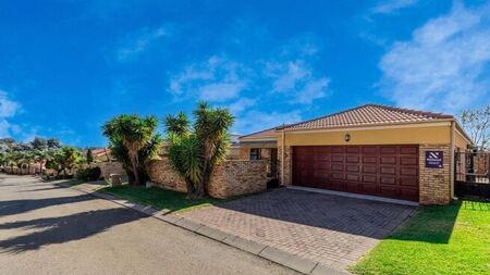 3 Bedroom cluster to rent in Florida Glen, Roodepoort