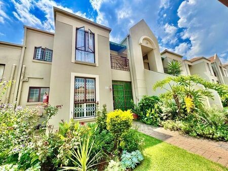 2 Bedroom townhouse - sectional to rent in Oakdene, Johannesburg