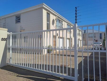 3 Bedroom duplex townhouse - freehold to rent in Heathfield, Cape Town
