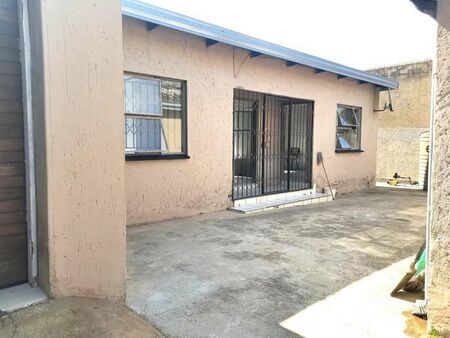 1 Bedroom cottage to rent in Pimville, Soweto