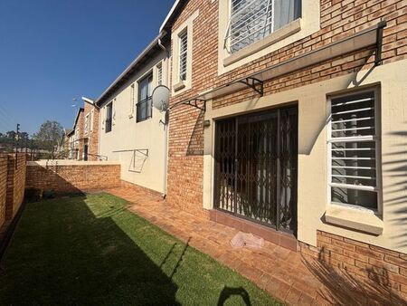 3 Bedroom duplex townhouse - sectional to rent in Wilgeheuwel, Roodepoort