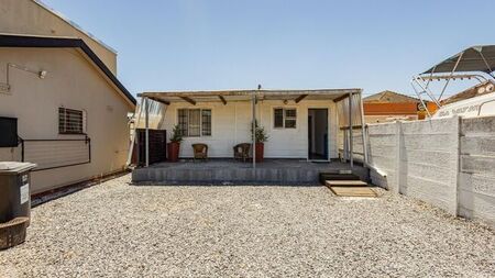 2 Bedroom cottage to rent in Retreat, Cape Town