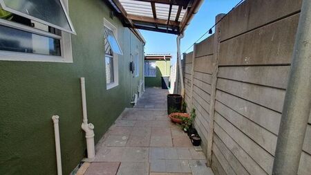 1 Bedroom bachelor to rent in Strandfontein, Mitchells Plain
