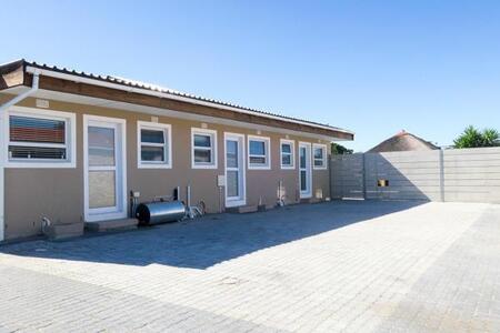 1 Bedroom Townhouse in Elsies River