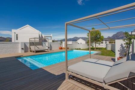 2 Bedroom Apartment in Val de Vie Estate