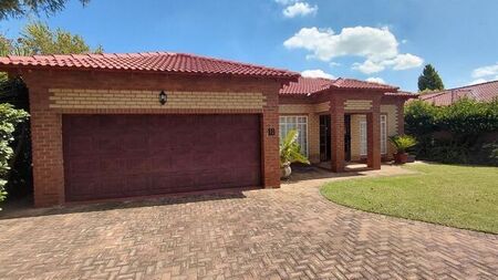 2 Bedroom townhouse - sectional to rent in Flamwood, Klerksdorp