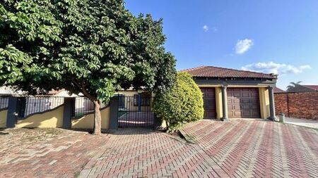 4 Bedroom house to rent in Karenpark, Akasia