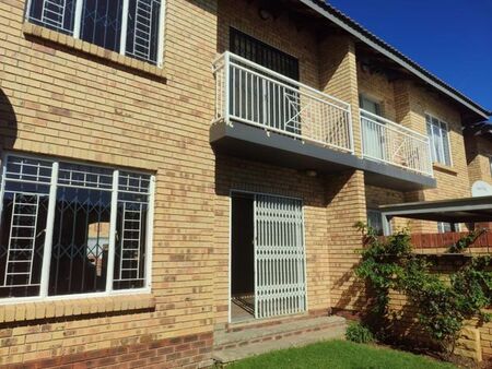 2 Bedroom townhouse - sectional to rent in Langenhovenpark, Bloemfontein