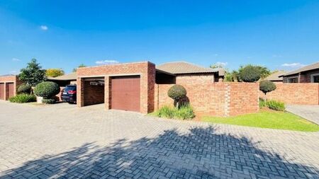 3 Bedroom townhouse - freehold to rent in Heuwelsig Estate, Centurion