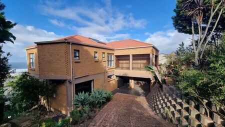 4 Bedroom House in Outeniqua Strand