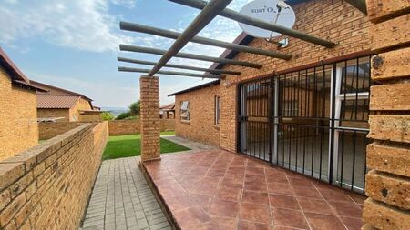 3 Bedroom townhouse - sectional to rent in Honeydew, Roodepoort