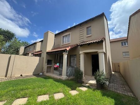 2 Bedroom duplex townhouse - sectional to rent in North Riding, Randburg
