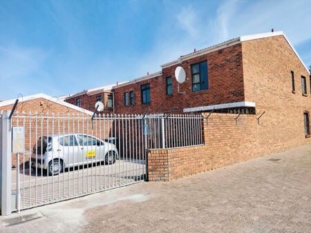 3 Bedroom townhouse - sectional to rent in Elfindale, Cape Town