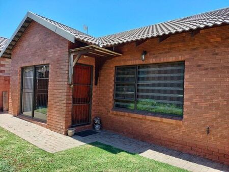 2 Bedroom townhouse - sectional to rent in Hillside, Bloemfontein