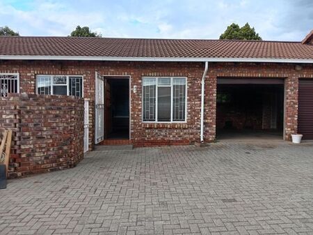 3 Bedroom townhouse - sectional to rent in Langenhovenpark, Bloemfontein