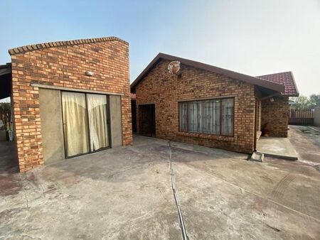 1 Bedroom flat to rent in Embalenhle, Secunda
