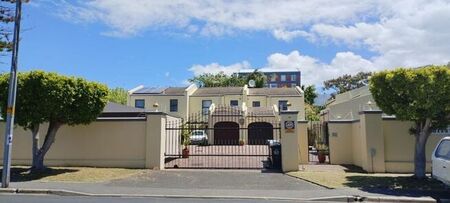 3 Bedroom duplex townhouse - sectional to rent in Kenilworth, Cape Town