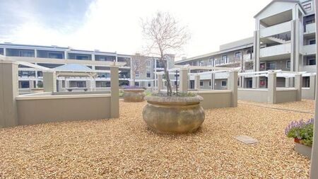2 Bedroom apartment to rent in Rondebosch Village, Cape Town