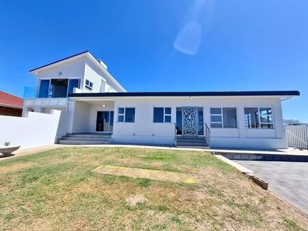 5 Bedroom House in Reebok