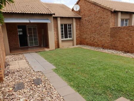 2 Bedroom townhouse - sectional to rent in Equestria, Pretoria