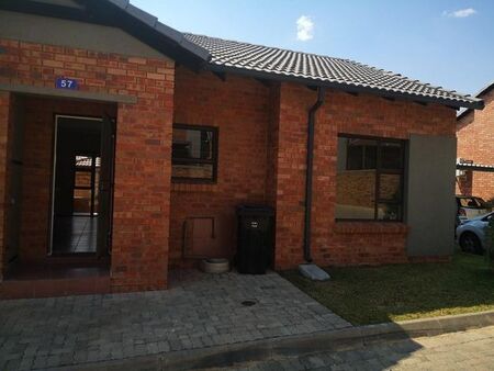 2 Bedroom townhouse - sectional to rent in Wilgeheuwel, Roodepoort