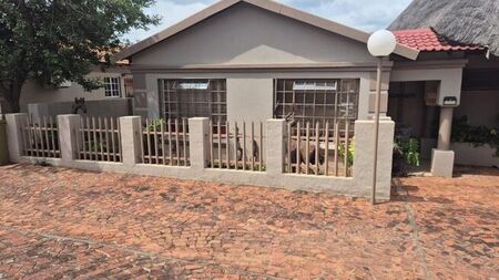 3 Bedroom townhouse - sectional to rent in Cashan, Rustenburg