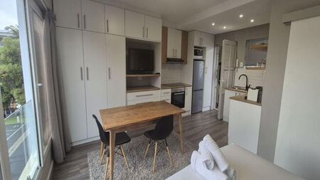 Bachelor Apartment to rent in Green Point, Cape Town