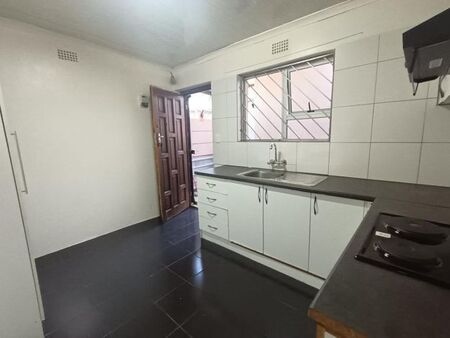 1 Bedroom bachelor flat to rent in Athlone, Cape Town