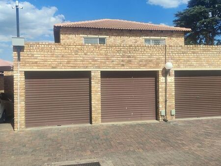 3 Bedroom townhouse - sectional to rent in Weltevreden Park, Roodepoort