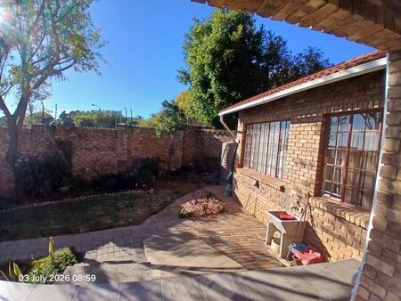3 Bedroom duplex townhouse - sectional to rent in Newlands, Pretoria