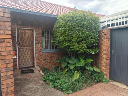 2 Bedroom townhouse - sectional rented in Elarduspark, Pretoria
