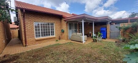 2 Bedroom townhouse - sectional to rent in Equestria, Pretoria