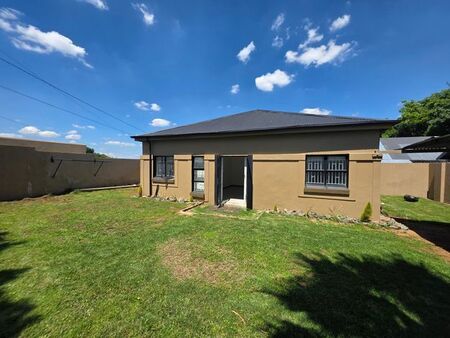 2 Bedroom semi-detached to rent in Florida, Roodepoort