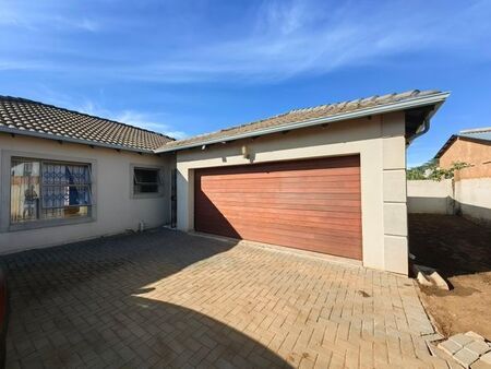 3 Bedroom townhouse - sectional to rent in Heatherdale Ah, Akasia