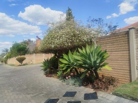 2 Bedroom townhouse - sectional to rent in Radiokop, Roodepoort