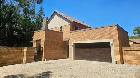 3 Bedroom duplex townhouse - freehold to rent in Equestria, Pretoria