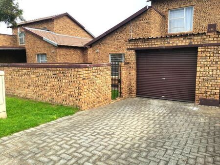 2 Bedroom cluster to rent in Honeypark, Roodepoort