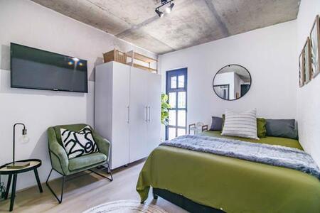 0.5 Bedroom House in Illovo