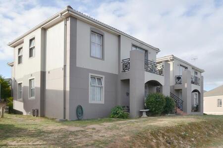 2 Bedroom Apartment in Vredekloof East