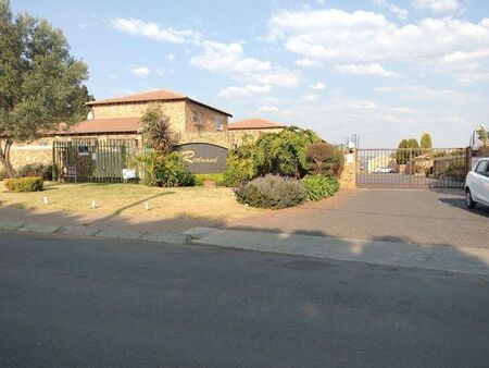 3 Bedroom townhouse - sectional to rent in Weltevreden Park, Roodepoort