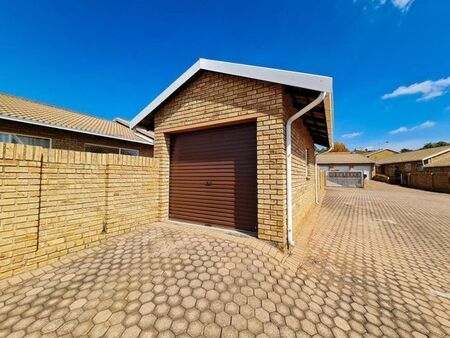 2 Bedroom townhouse - sectional to rent in Noordheuwel, Krugersdorp