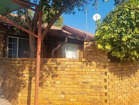 2 Bedroom townhouse - sectional to rent in Safari Gardens, Rustenburg