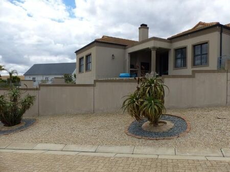 3 Bedroom House in Mount Royal Golf Estate