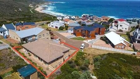 6 Bedroom House in Stilbaai Wes