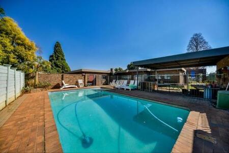 4 Bedroom House in Sinoville